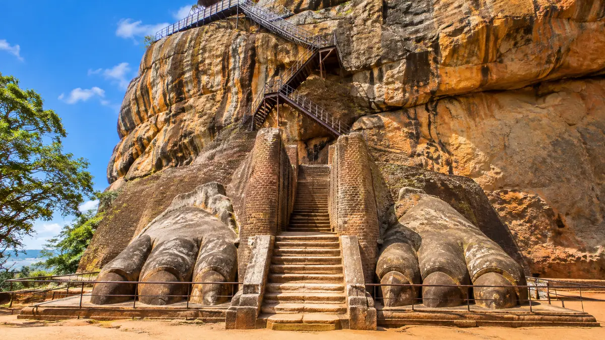 Die riesigen steinernen Löwenpranken am Fuß der letzten Treppe auf dem Felsen von Sigiriya