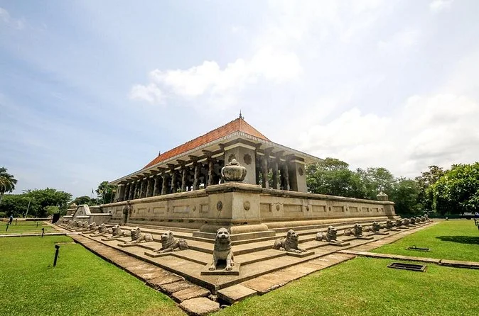 Die Independence Memorial Hall in Colombo unter blauem Himmel