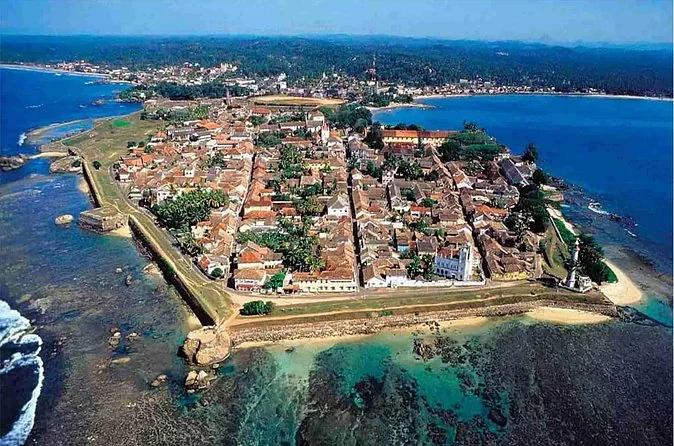 Vista aérea de la península del fuerte de Galle con sus murallas, el faro y el mar por tres lados